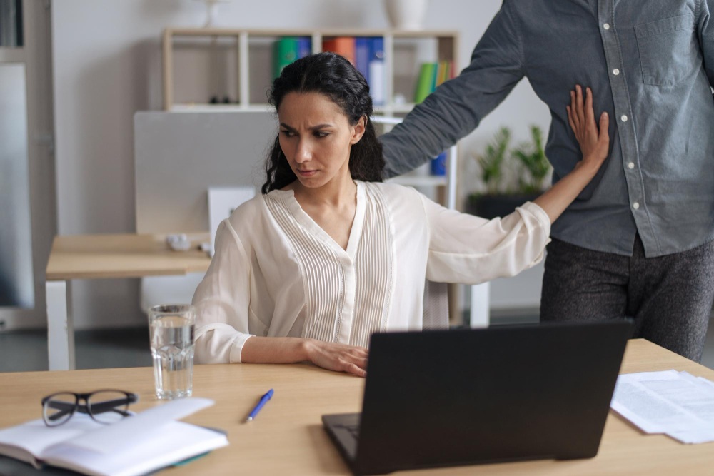 7 Inappropriate Workplace Behaviours – A Summary Guide.